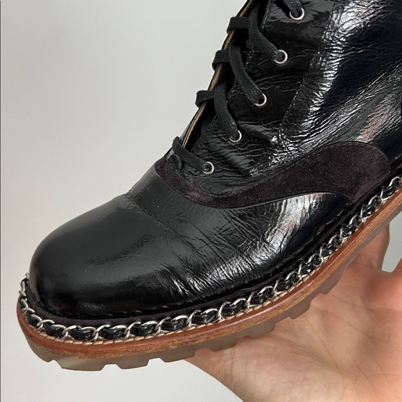 Chanel black patent leather chain link trim accent ankle boots combat booties 40 - Picture 14 of 16